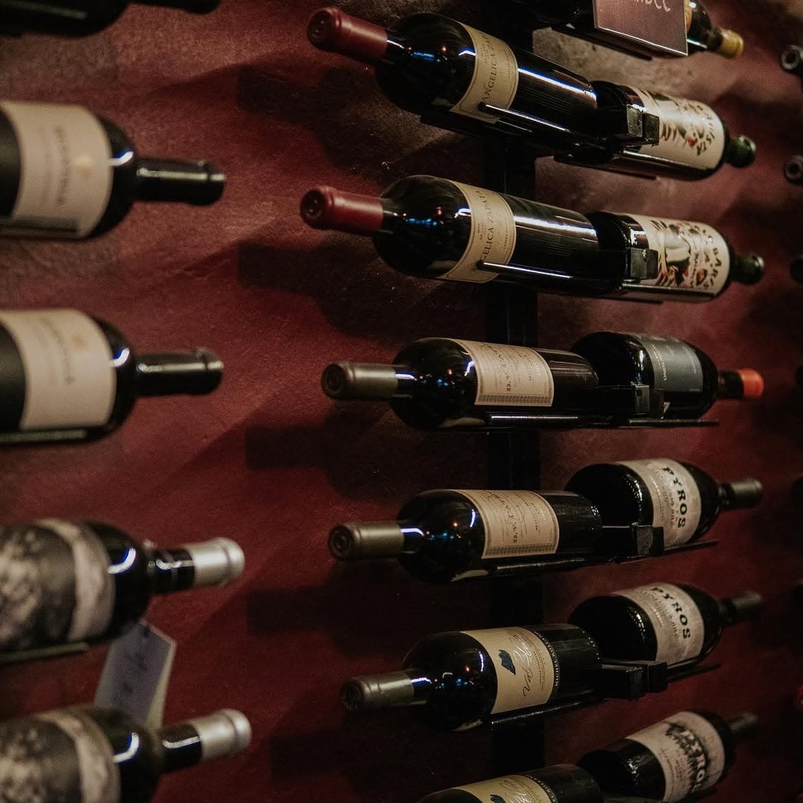 Cava de Casa Manuel con cientos de etiquetas de vino.