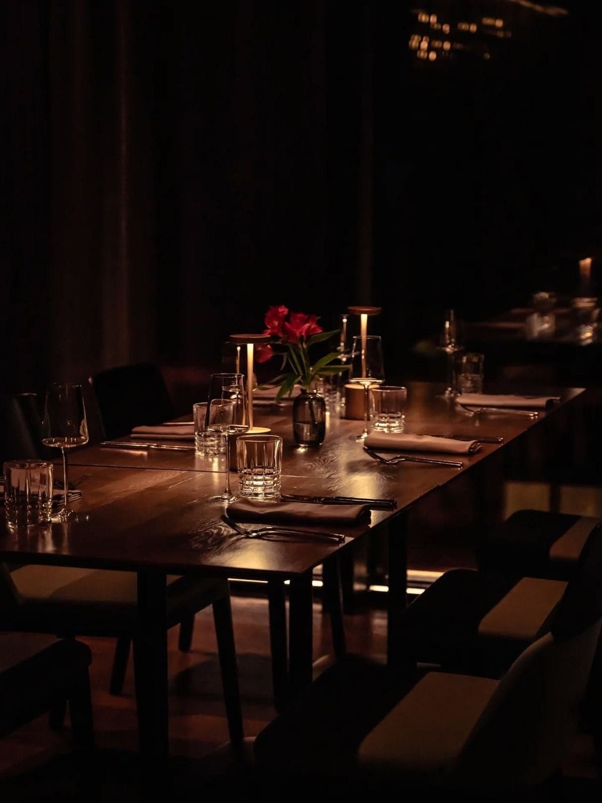 Mesa servida en el salón de Casa Manuel, con luz baja.